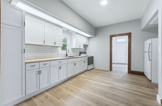 Building Photo - Move-In Ready with Bonus Storage Space!