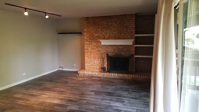 Building Photo - 1609 Maple Terrace