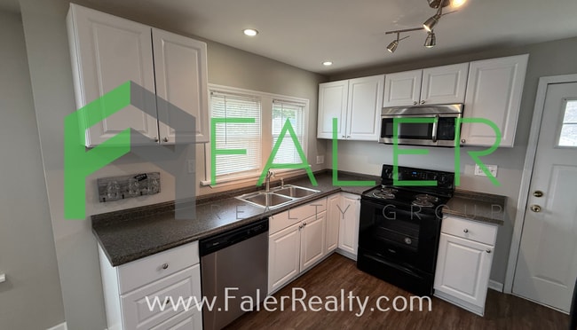 Building Photo - Show-stopping rental available!