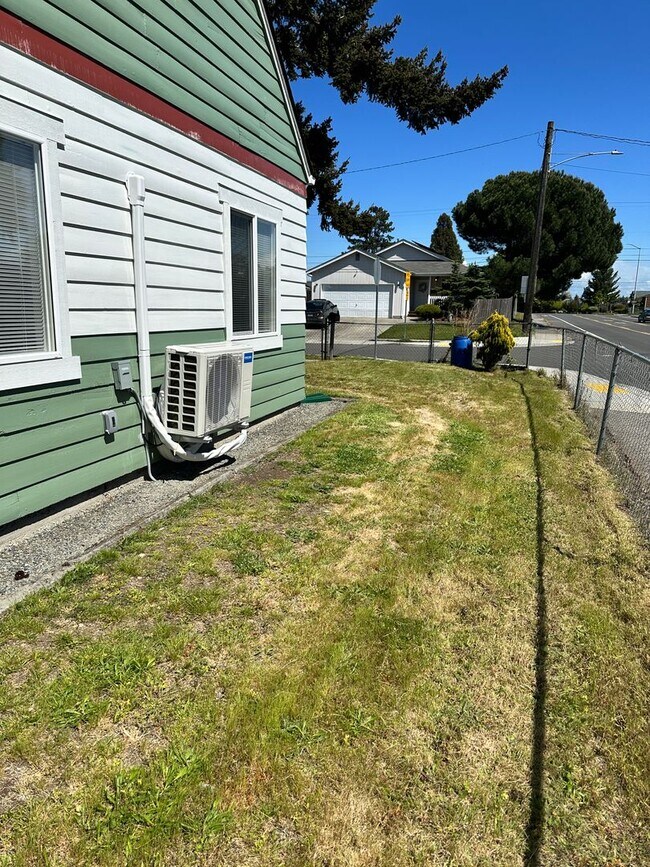 Building Photo - Completely remodeled Adorable home in Conv...