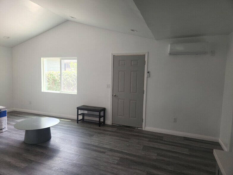 Building Photo - 1221 W 47th St