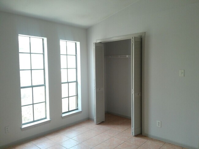 Building Photo - 2309 Capitan Dr