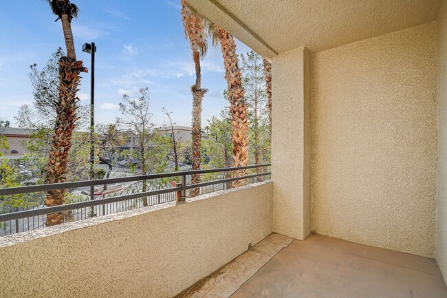 Building Photo - Check out this 2 bedroom upgraded condo!