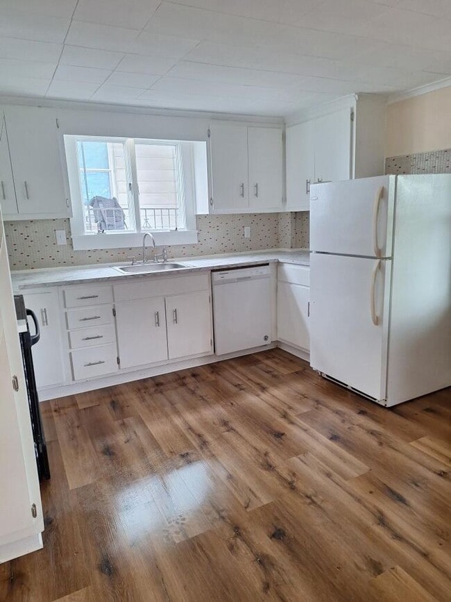 Building Photo - Large 2 Bed/1 Bath Single Family Home - $1...
