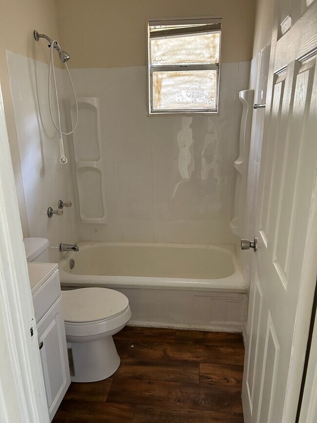 Building Photo - 3 bedroom 1.5 Bathroom