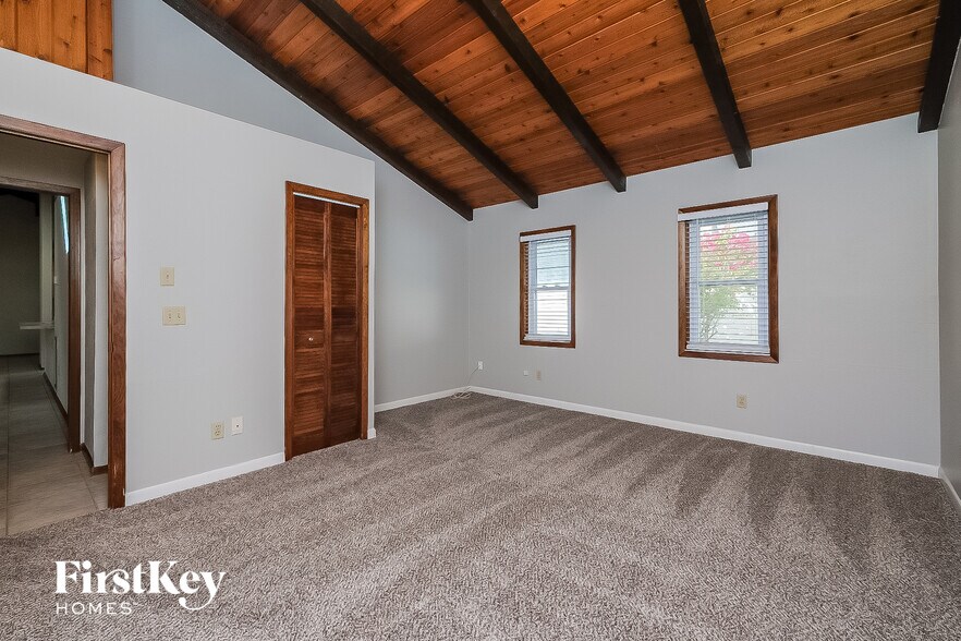 Building Photo - 2918 Deer Run N