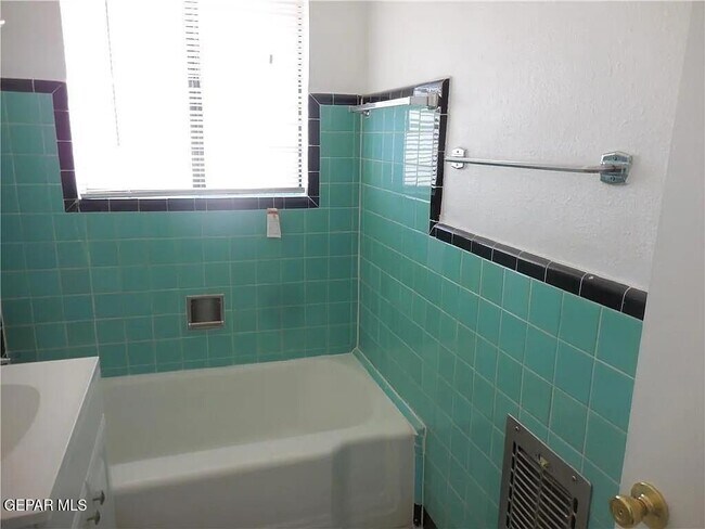 Building Photo - 814 W Yandell Dr