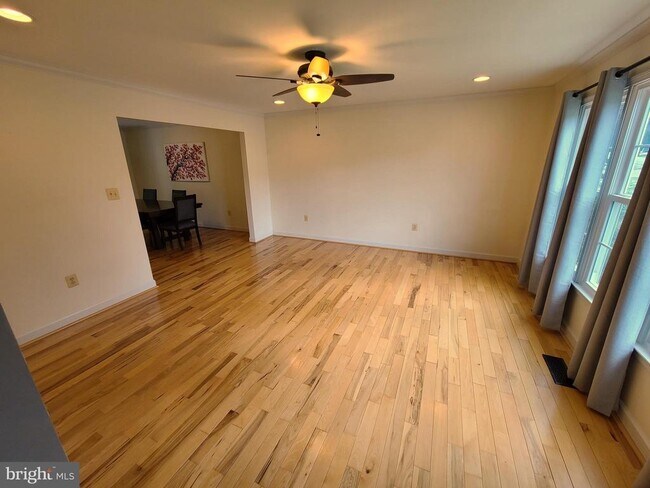 Building Photo - 18 Willow Glen Ct