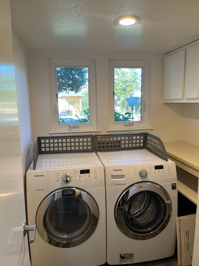 Building Photo - Modern Living Steps from Downtown Mountain View Shopping & Dining!