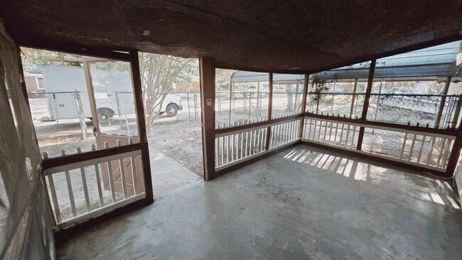 Building Photo - 1110 Pinecrest Ave NW