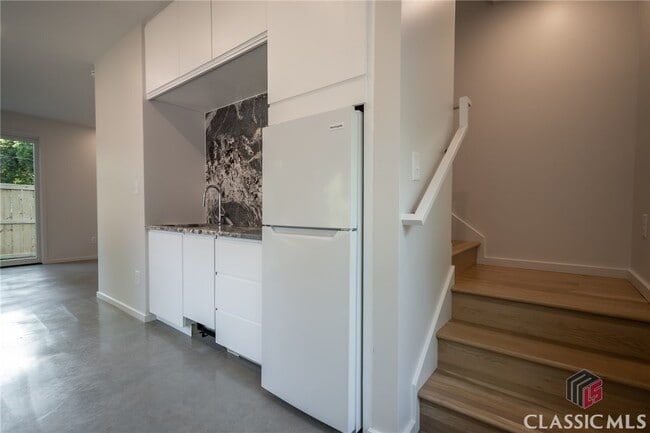Building Photo - 297 Morton Ave