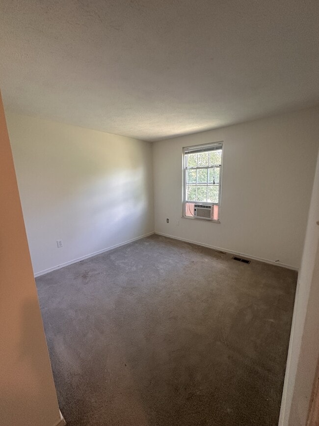Building Photo - 445 Heather Ridge Dr