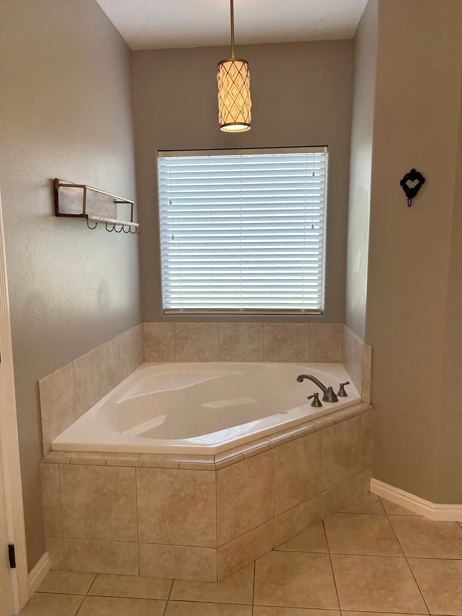 Building Photo - 5535 N Lolo Pass Ave