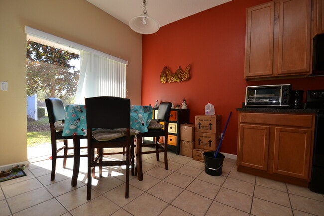 Building Photo - Large, End Unit 5B/3.5B Townhome - Gated Community, Heritage Commons