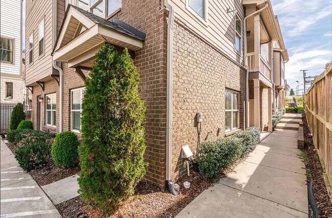 Building Photo - Belmont / Vanderbilt University Condo!!