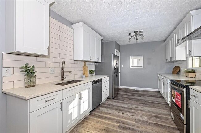 Building Photo - SOUTH BROAD RIPPLE 2 BEDROOM W/BASEMENT RECENTLY UPDATED