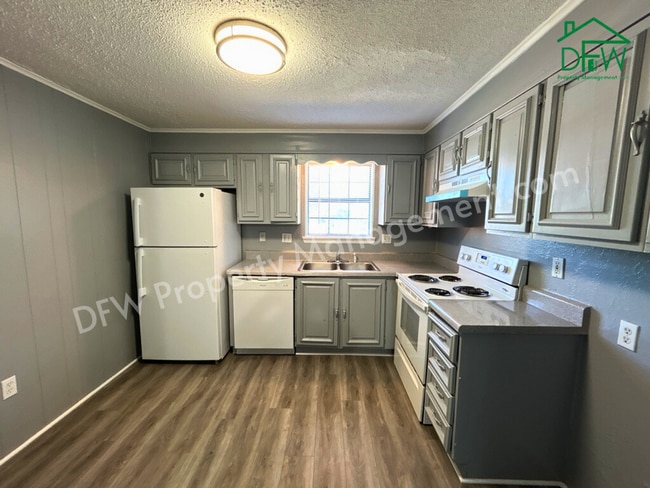 Building Photo - Charming 2-Bedroom Upstairs Apartment in Irving – Convenient Location, Fenced Yard, and More!