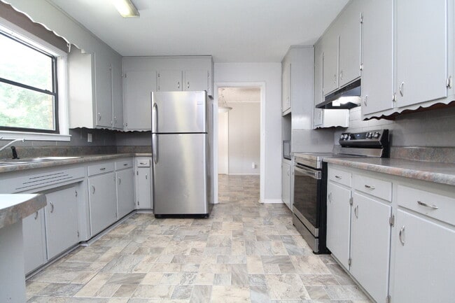 Building Photo - Available Now – 3BR/2BA Home Near HWY 90, ...