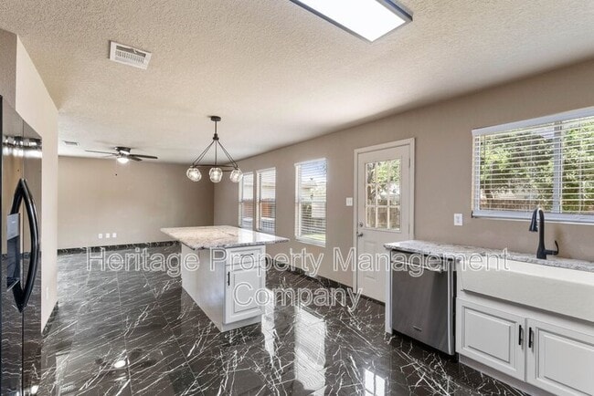 Building Photo - 5819 Providence Oak