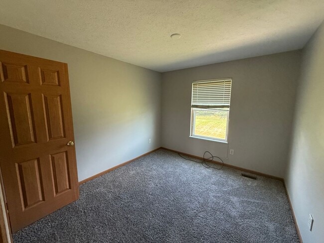 Building Photo - 4 Bedroom, 2.5 Bathroom House in Sycamore ...