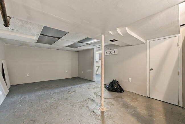Building Photo - 120 E 20th Ave