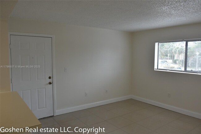 Building Photo - 351 Palm Way
