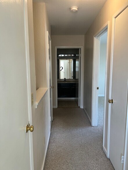 Building Photo - 237 Green Meadow Dr