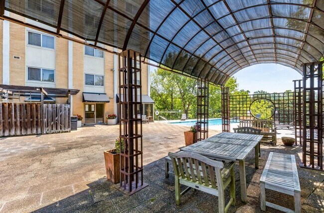 Building Photo - 2285 Peachtree Rd NE