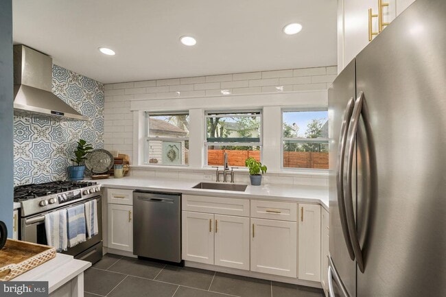 Building Photo - 6608 Cornell Dr