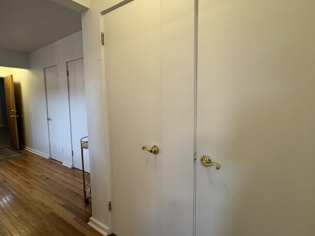 Building Photo - "Charming 1-Bed End Unit Condo on Bellaire...