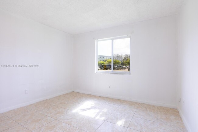 Building Photo - 14850 Naranja Lakes Blvd