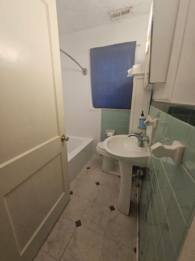 Building Photo - New Listing