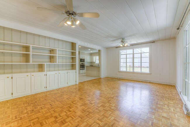 Building Photo - RENT REDUCED! Beautiful 3 bed/3 full baths...