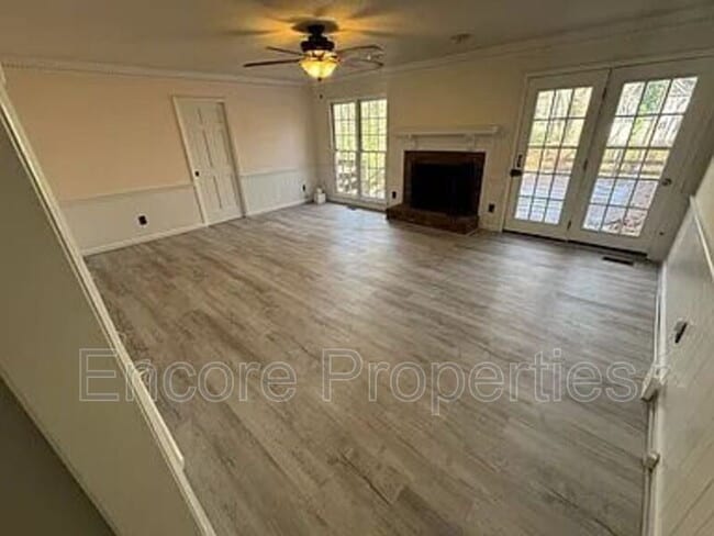 Building Photo - 2102 Oakcrest Ct