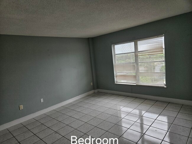 Building Photo - 4164 Inverrary Dr
