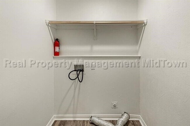 Building Photo - Charming home located in Ridglea North