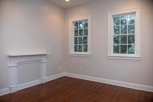 Building Photo - 3200 Banks St