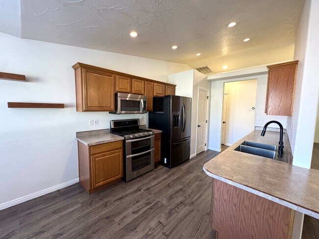 Building Photo - Charming 3 Bed, 2 Bath Home in Quiet Cul-d...