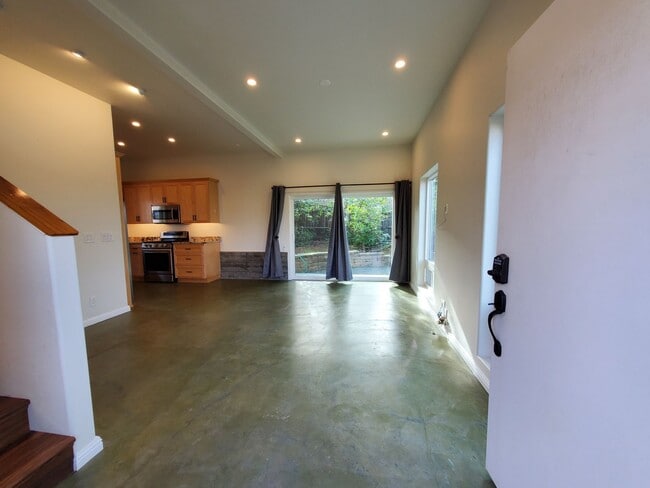 Building Photo - Well Maintained 1 Bedroom in Banana Belt a...