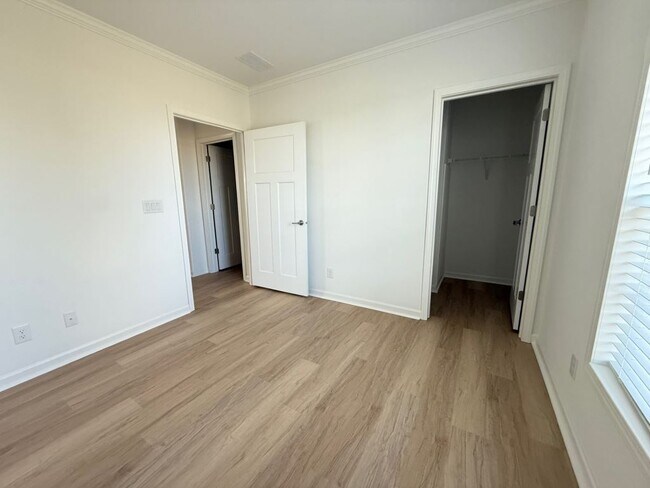 Building Photo - 3808 Sunset Dr