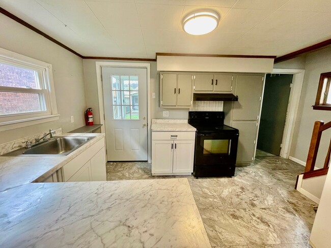 Building Photo - 2 Bed 2 Bath- Beaver Falls PA