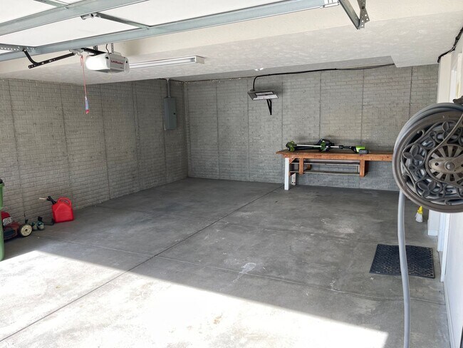 Building Photo - Comfortable 3-Bedroom Home in Desirable Millard West Area - $2,095