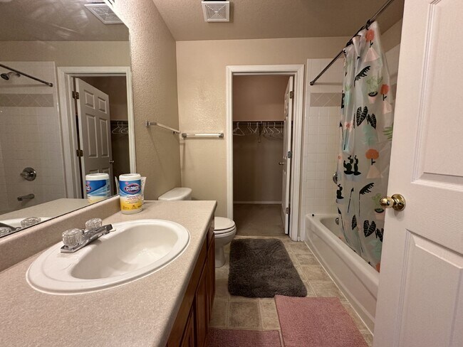 Building Photo - Beautiful home in Villege For Rent, Comfortable Living in a Convenient Central Location