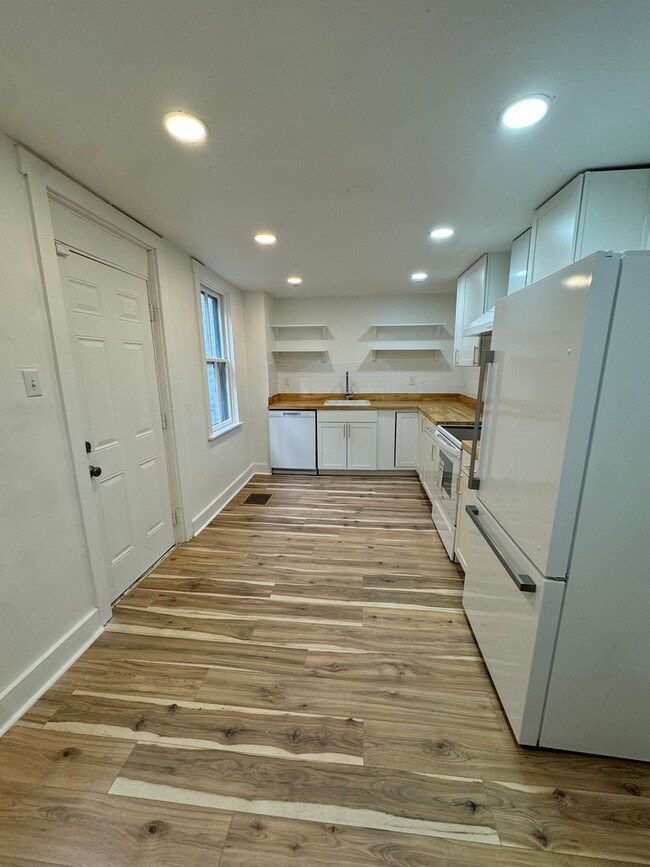 Building Photo - Fully Renovated 4 bedroom - Don't Miss Thi...