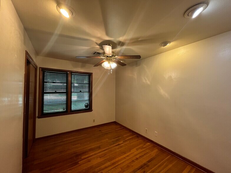 Building Photo - 511 Fleetwood Dr