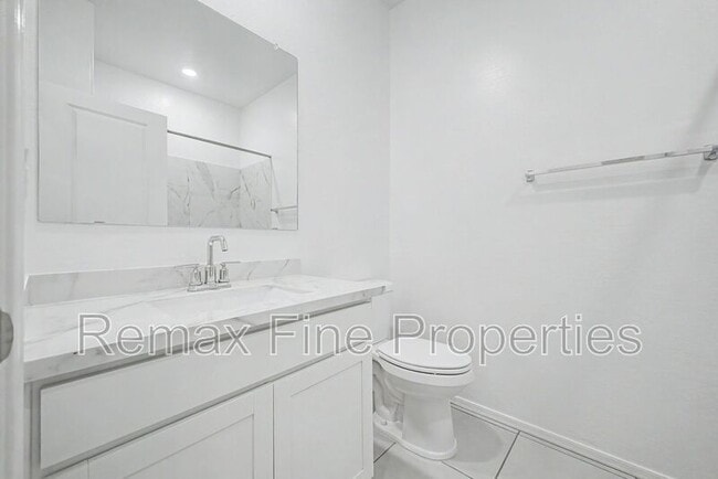 Building Photo - 15543 W Desert Hollow Dr