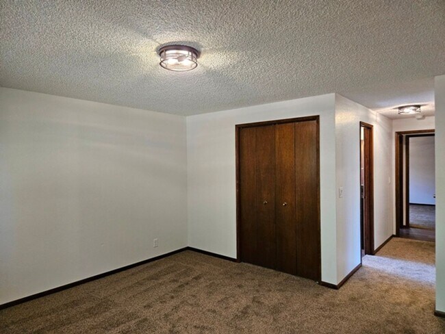 Building Photo - 3Bd/2Ba Single Story Home-For Viewing!