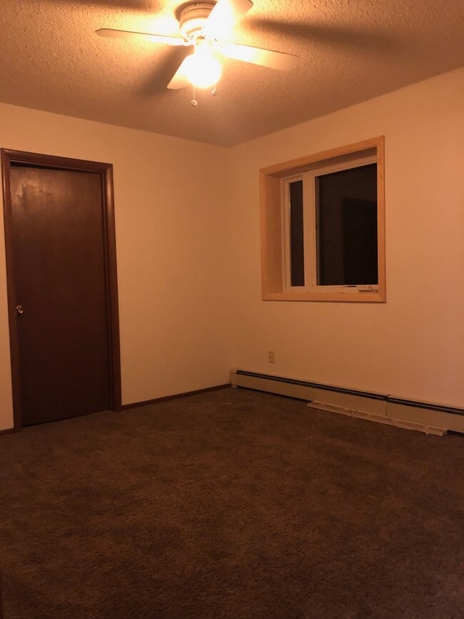 Building Photo - Large 3 Bed, 2 1/2 Bath, 2 Car Garage in North Pole!
