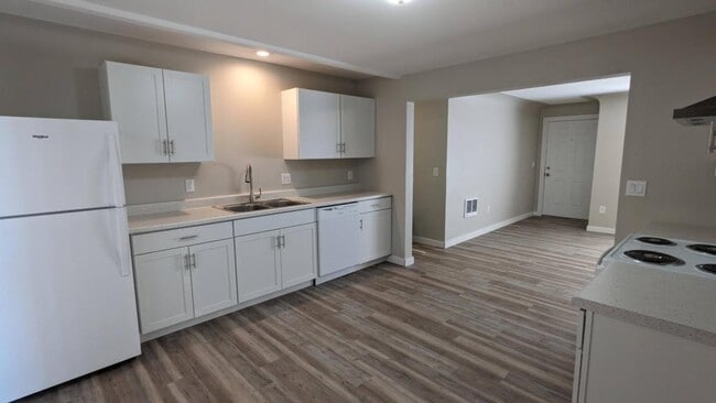 Building Photo - 3965 Hayesville Dr NE