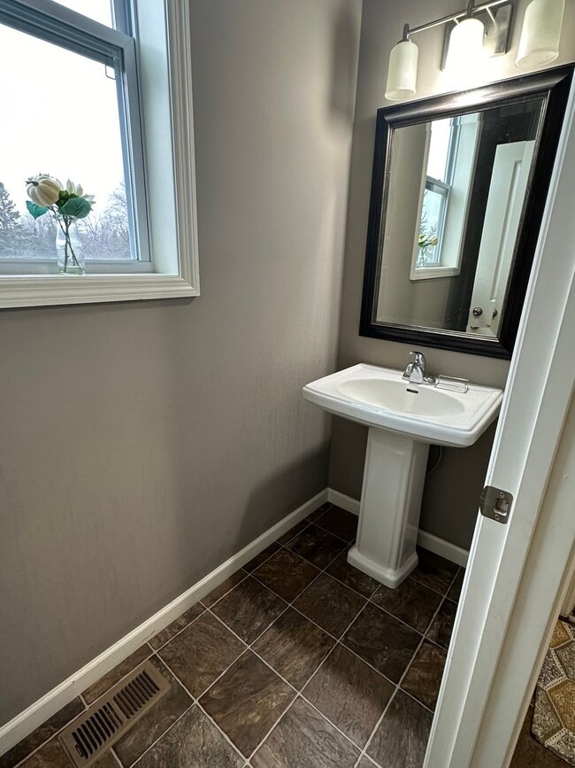 Building Photo - Beautiful 3 bed 3 bath home in the heart of Eden prairie!